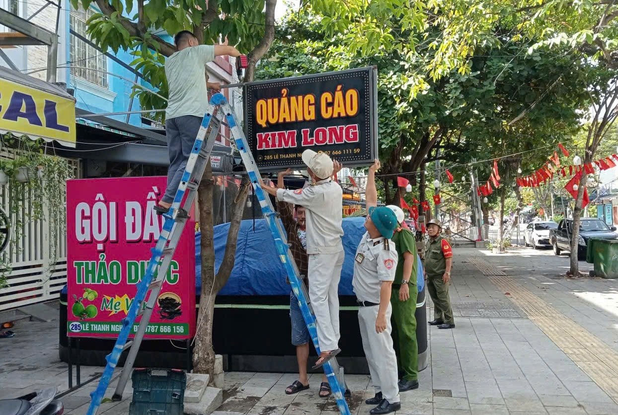 Hoa Cuong Ward launched a campaign to deal with acts of occupying sidewalks and roads for business and illegal parking. Photo: KHÁNH NGÂN