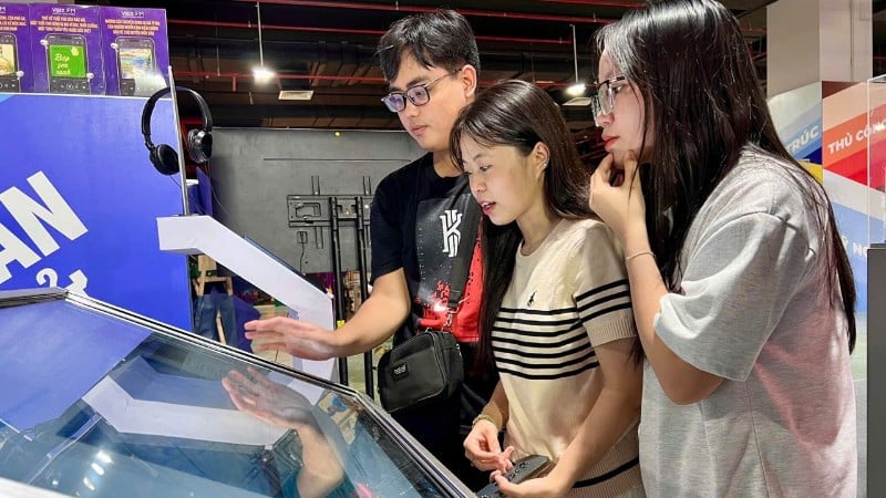 国民功労展「独立・自由・幸福の80年の旅」で若い読者が電子書籍を体験。