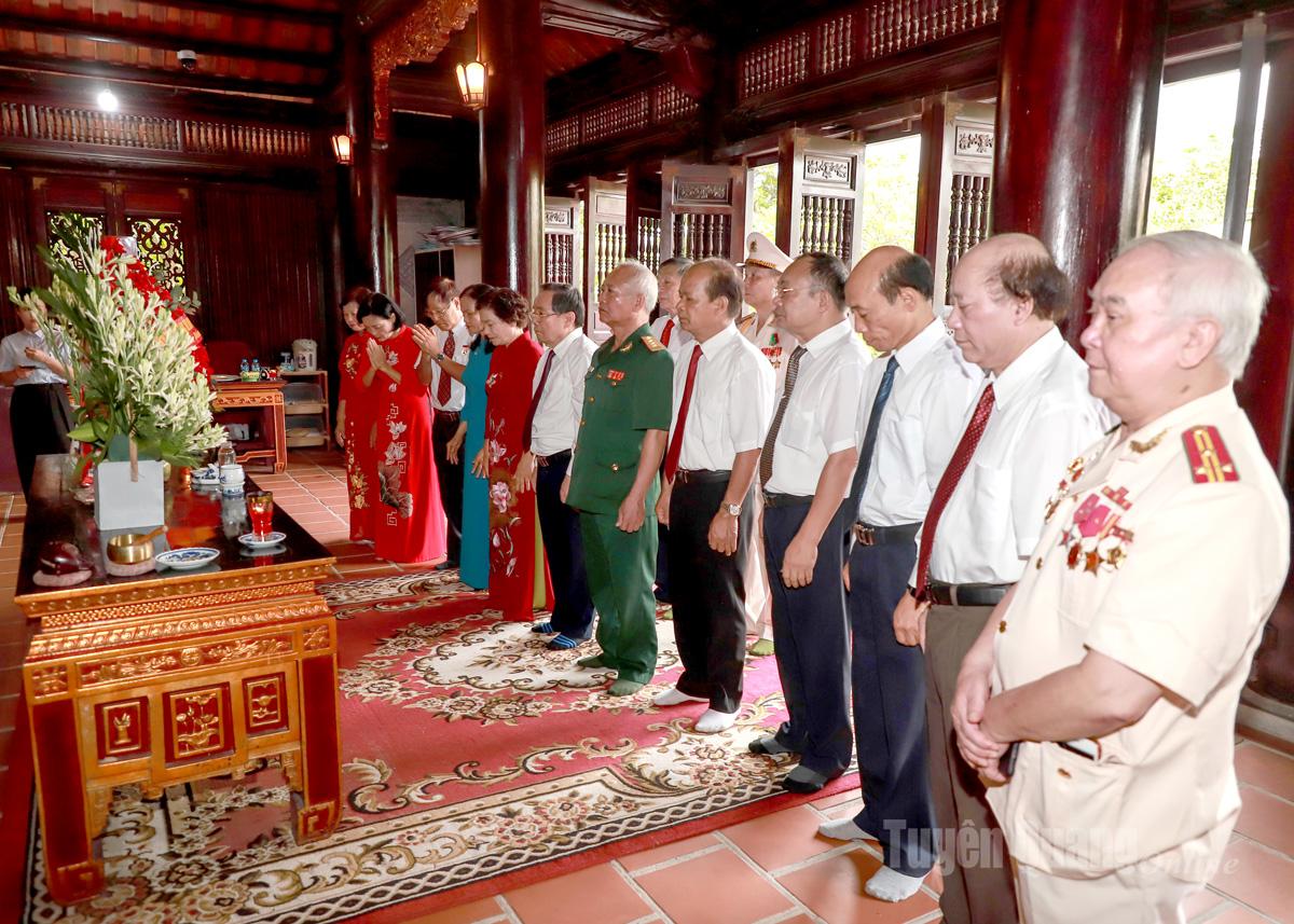 Comrade Nguyen Huu Hoan, former Standing Deputy Secretary of the Provincial Party Committee, Chairman of Tan Trao Tuyen Quang Club and members offered flowers and incense to report their achievements to Uncle Ho.