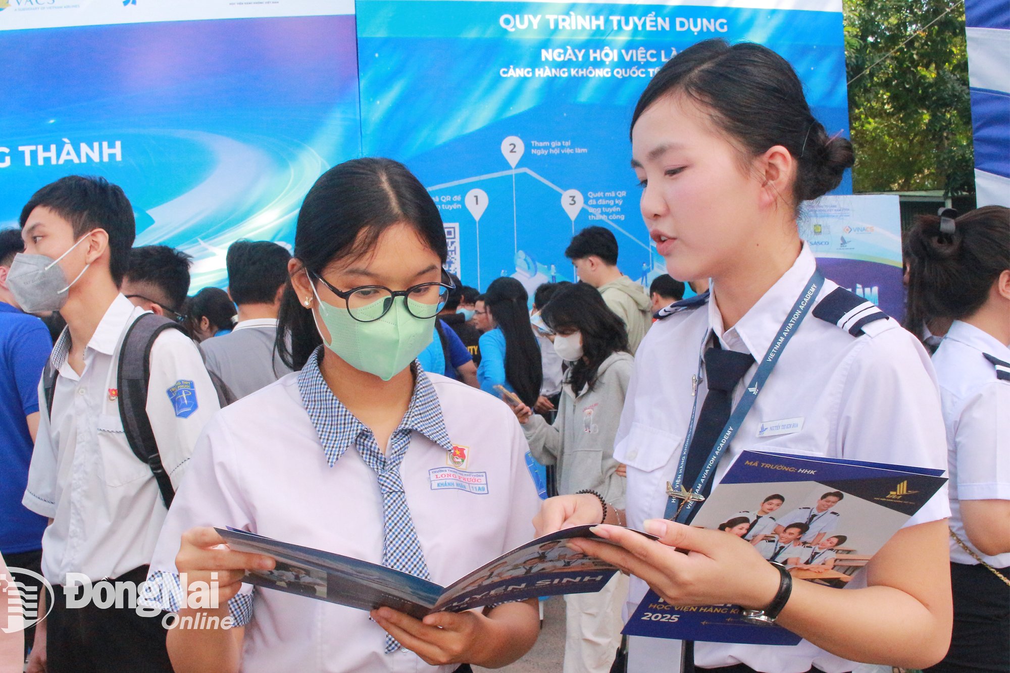 La unidad de contratación presenta ofertas de empleo en la Feria de Empleo del Aeropuerto Internacional de Long Thanh. Foto: Nguyen Hoa