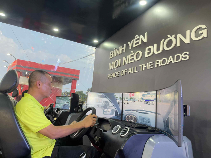 Du khách hào hứng trải nghiệm tại các gian hàng trưng bày -0