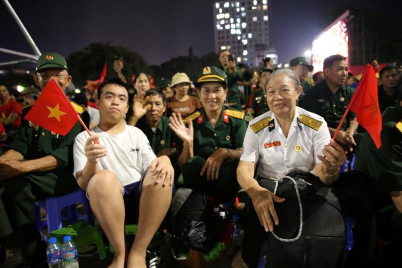 Nuit blanche à Hanoi avant la répétition du défilé -1