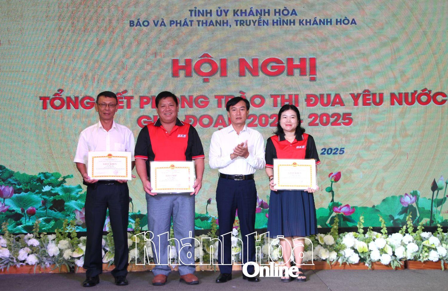 លោក Tran Van Thanh និពន្ធនាយករងនៃកាសែត Khanh Hoa និងវិទ្យុ និងទូរទស្សន៍ បានប្រគល់វិញ្ញាបនបត្រគុណសម្បត្តិដល់បុគ្គលកម្រិតខ្ពស់ធម្មតា។