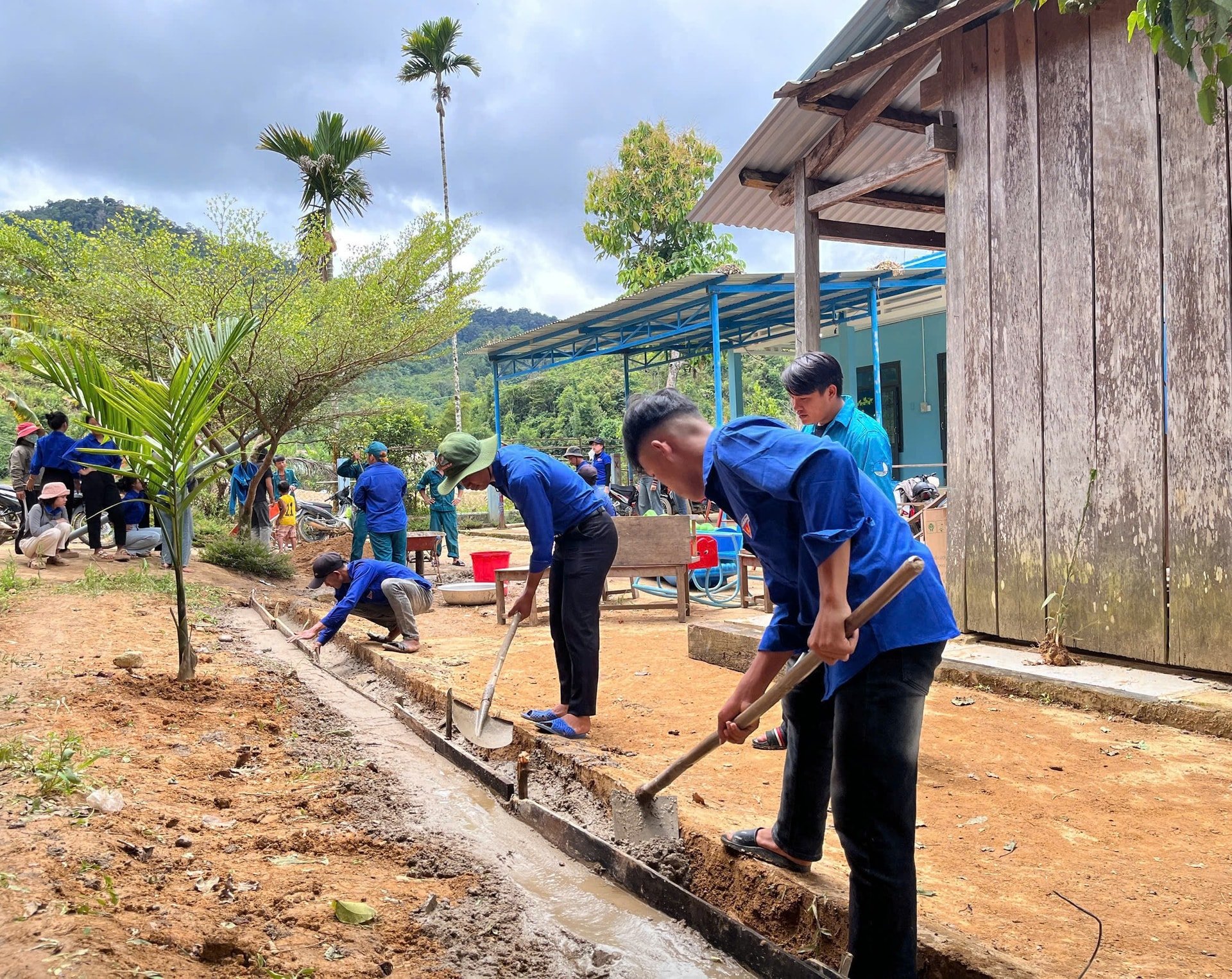 12_jovenes-ayudan-a-las-escuelas-3.jpg