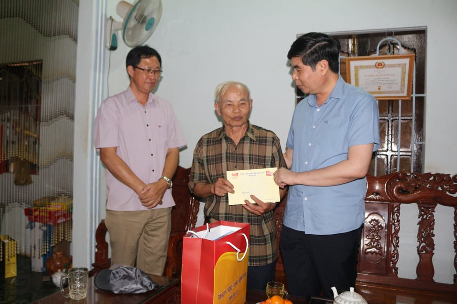 pho-chu-tich-ubnd-tinh-lam-hai-giang-tham-tang-qua-cho-gia-dinh-ong-kpuih-thot-xa-chu-puh.jpg