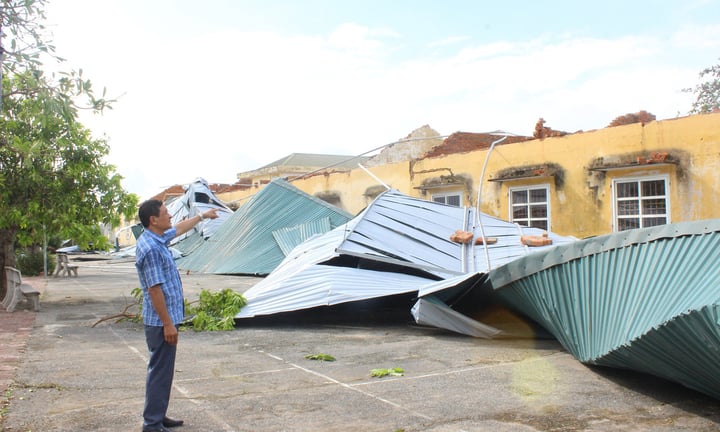 Son Loc Secondary School (Xuan Loc Commune, Ha Tinh) damaged after storm No. 5. (Photo: Ha Tinh Newspaper)