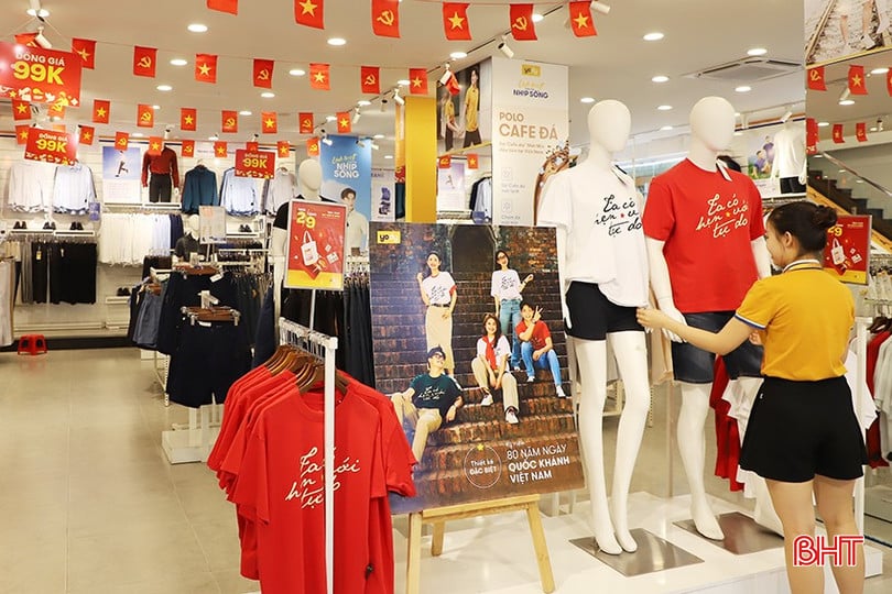 Cửa hàng thời trang Yody (đường Trần Phú, phường Thành Sen) chạy chương trình &quot;Đại lễ tự do&quot;, đồng giá nhiều mặt hàng quần áo. Ngoài ra, khách hàng khi mua áo thun thiết kế nhân dịp 2/9 sẽ được nhận thêm quà tặng.