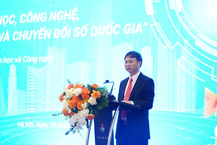 អនុរដ្ឋមន្ត្រីក្រសួងវិទ្យាសាស្ត្រ និងបច្ចេកវិទ្យា លោក Hoang Minh រាយការណ៍នៅវេទិកា។ (រូបភាព៖ ក្រសួងវិទ្យាសាស្ត្រ និងបច្ចេកវិទ្យា)