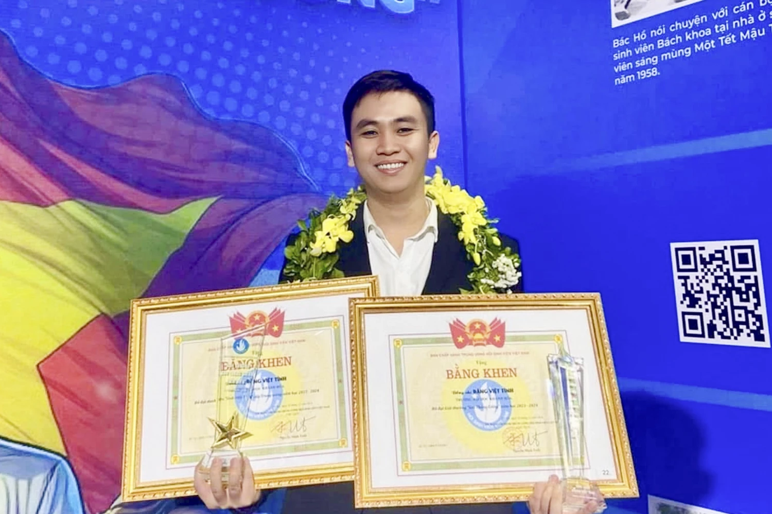 លោក Dang Viet Tinh បាន​ទទួល​ពាន​រង្វាន់​តារា​ប្រចាំ​ខែ​មករា និង​ងារ​ជា​សិស្ស​ល្អ​កម្រិត​មជ្ឈិម​សម្រាប់​ឆ្នាំ​សិក្សា ២០២៣-២០២៤។ រូបថត៖ V.THANH 