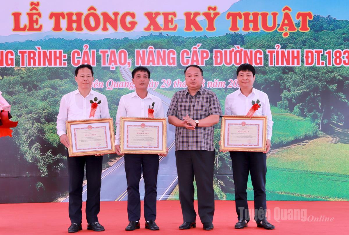 ប្រធានគណៈកម្មាធិការប្រជាជនខេត្ត លោក Phan Huy Ngoc បានប្រគល់ប័ណ្ណសរសើរដល់សមូហភាព និងបុគ្គលដែលមានស្នាដៃក្នុងការអនុវត្តគម្រោងកែលម្អ និងជួសជុលផ្លូវខេត្តលេខ ១៨៣។