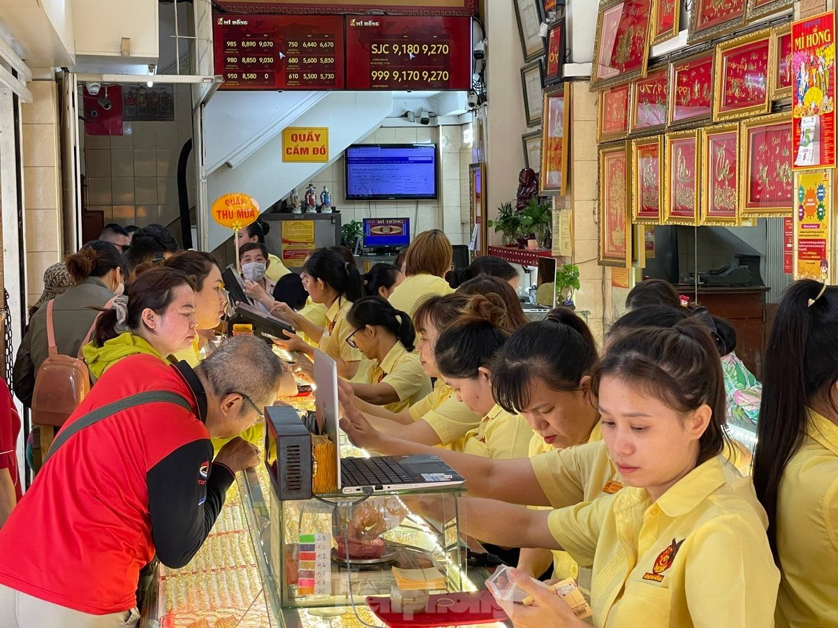 តម្លៃមាសថ្ងៃនេះ ថ្ងៃទី 29 ខែសីហា៖ តម្លៃដុំមាស និងចិញ្ចៀនមាសកើនឡើងជាបន្តបន្ទាប់ បំបែកកំណត់ត្រា តម្លៃមាសពិភពលោកកើនឡើងយ៉ាងខ្លាំង