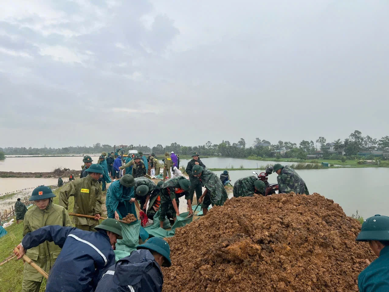 Quang Phu Ward ផ្តោតលើការដោះស្រាយឧប្បត្តិហេតុបាក់ដីនៅជើងទំនប់។