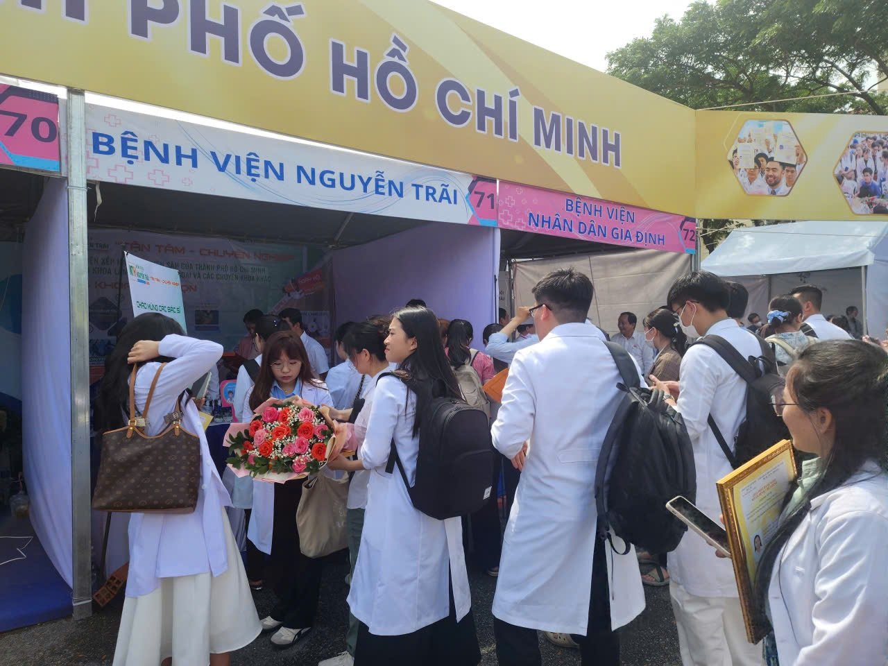 TPHCM: Ưu đãi cho bác sĩ bỏ phố về quê, nhiều trung tâm y tế vẫn ế - 3