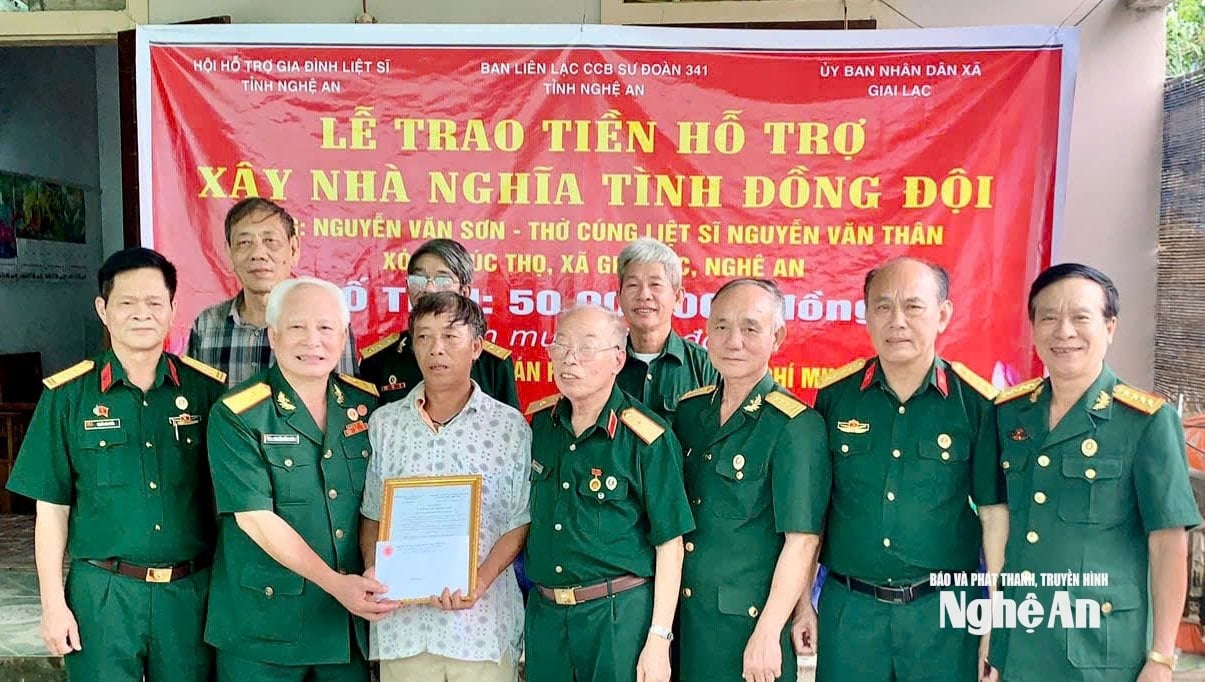 ឧបត្ថម្ភថវិកាចំនួន ៥០លានដុង ជូនលោក Nguyen Van Son គោរពបូជាវិញ្ញាណក្ខន្ធលោក Nguyen Van Than ភូមិ៣ ឃុំ Giai Lac ឧបត្ថម្ភដោយក្រុមហ៊ុន FAC Inspection Company Limited - ទីក្រុងហូជីមិញ។ រូបថត៖ Thu Huong
