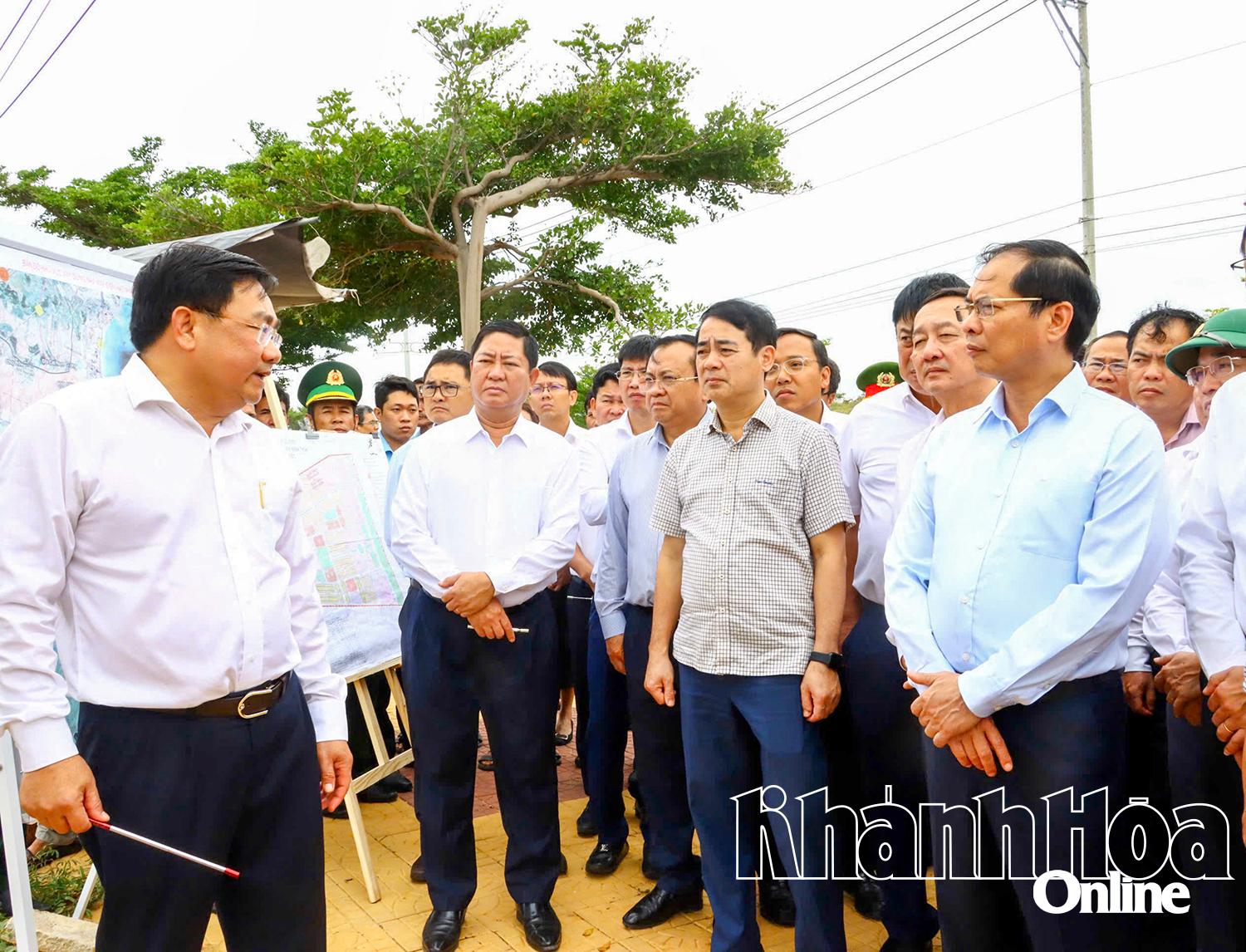 Phó Thủ tướng Chính phủ Bùi Thanh Sơn nghe báo cáo về Dự án Nhà máy điện hạt nhân Ninh Thuận.