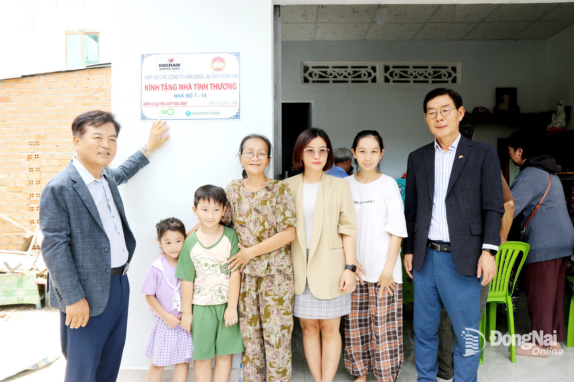 Representantes de la Asociación Empresarial Coreana de Dong Nai (unidad de financiación) entregaron la casa a la Sra. Chau Thi Lan, de la comuna de Tan Phu. Foto: Van Truyen