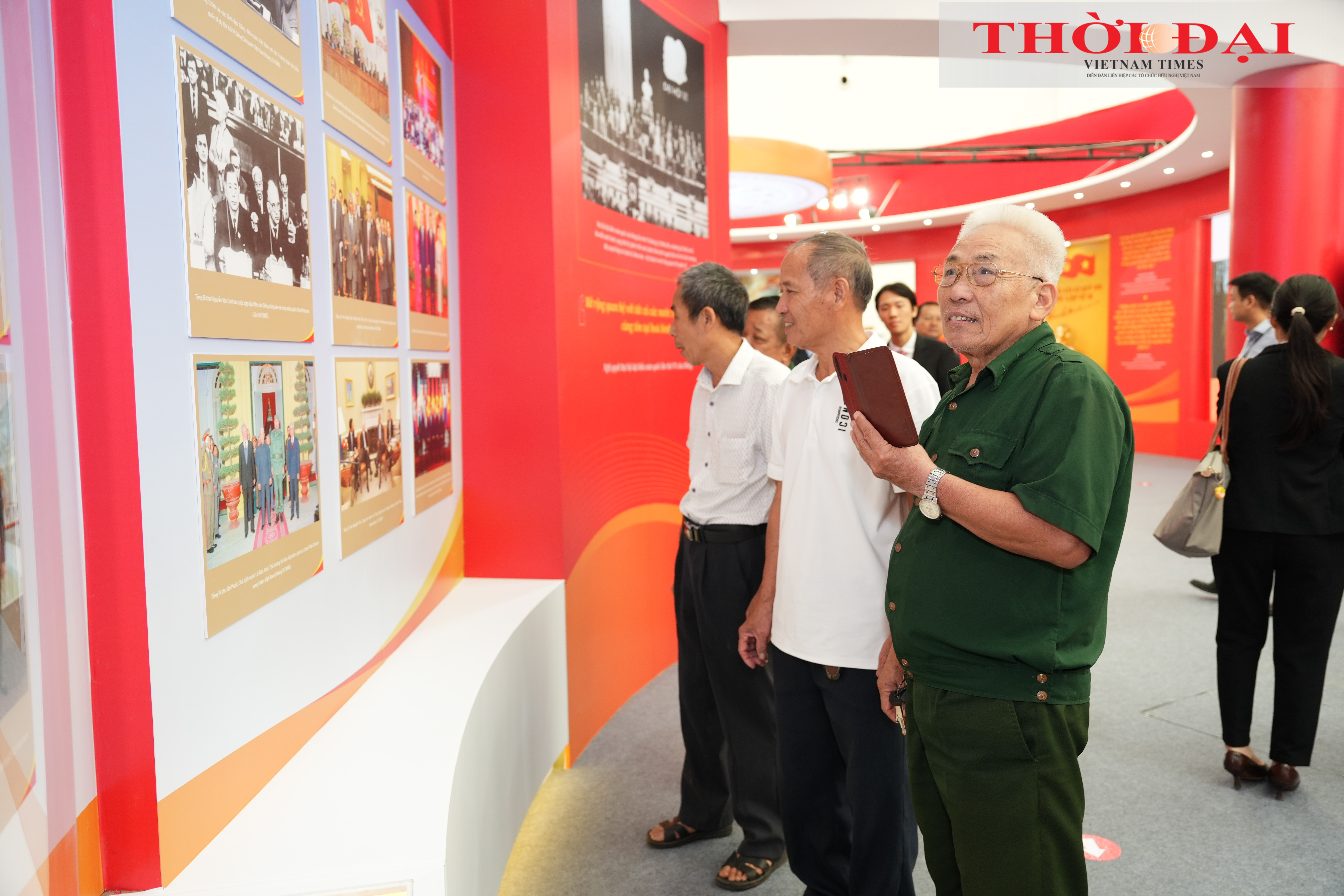  Khách tham quan tìm hiểu khu trưng bày về 80 năm Ngoại giao Việt Nam. Là một trong những bộ đầu tiên của Chính phủ lâm thời nước Việt Nam Dân chủ Cộng hòa, Bộ Ngoại giao do Chủ tịch Hồ Chí Minh sáng lập và giữ cương vị Bộ trưởng đầu tiên. Trải qua hai cuộc kháng chiến và gần 40 năm Đổi mới, ngoại giao luôn đi trước mở đường, góp phần đưa Việt Nam từ một dân tộc thuộc địa trở thành quốc gia năng động, uy tín trong khu vực và thế giới.
