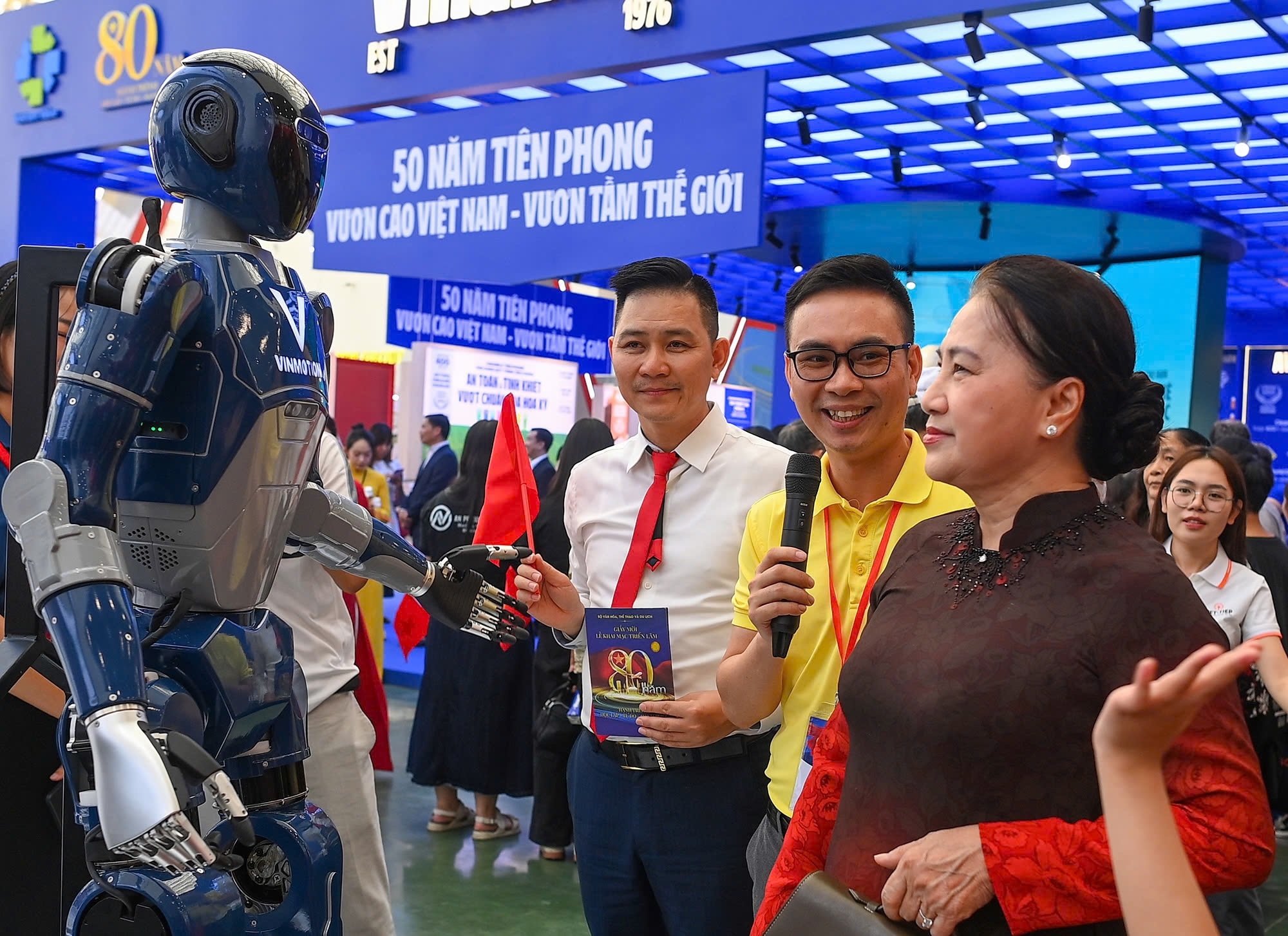 trien lam 2/9,  trien lam thanh tuu,  trien lam Quoc khanh,  robot VinMotion la gi anh 5