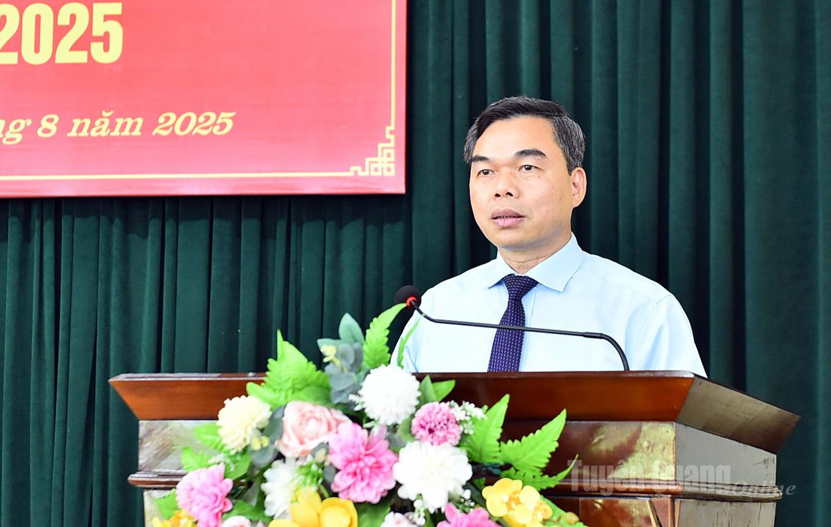 Genosse Ma The Hong, stellvertretender Sekretär des Provinzparteikomitees und Vorsitzender des Provinzkomitees der Vaterländischen Front, hielt eine Glückwunschrede vor den Parteimitgliedern des Parteikomitees des Bezirks An Tuong.