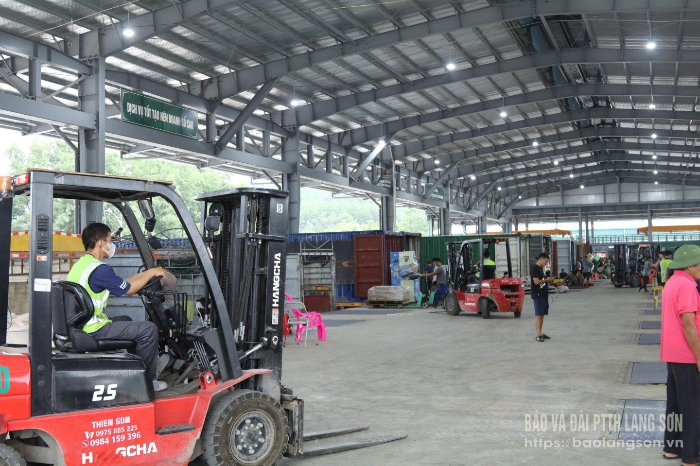 Loading and unloading activities, transporting goods at Chi Ma border gate area (Mau Son commune, Lang Son province)