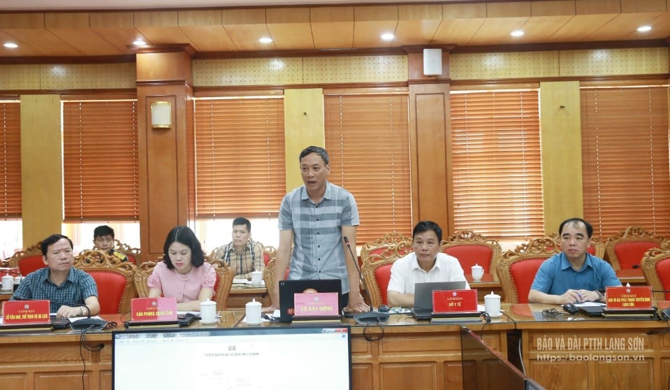 Lãnh đạo Sở Xây dựng thảo luận tại cuộc họp