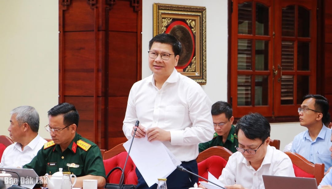 ប្រធាននាយកដ្ឋានសំណង់ Cao Dinh Huy បានរាយការណ៍អំពីវឌ្ឍនភាពនៃការបែងចែកការងារ និងគម្រោងក្រោមការគ្រប់គ្រងរបស់នាយកដ្ឋាន។