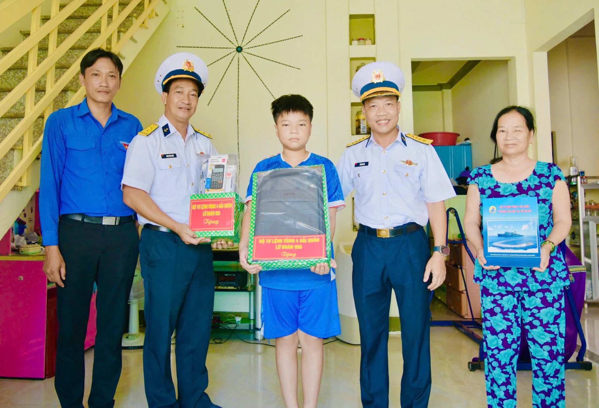 គណៈប្រតិភូវួដ Dong Hai និងកងពលតូចលេខ ៩៥៥ ប្រគល់អាហារូបករណ៍ និងអំណោយដល់លោក Tran Ngoc Duy