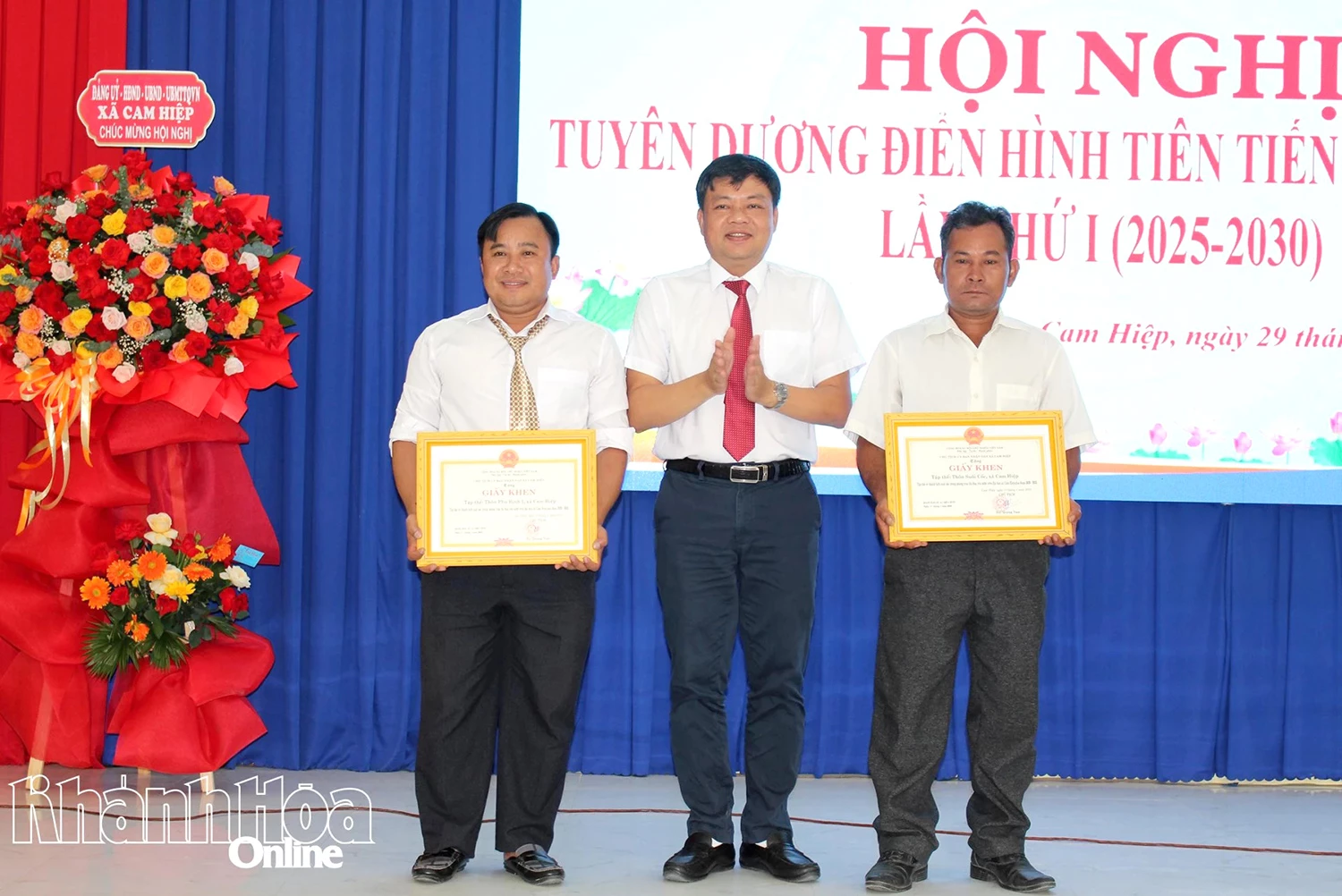 លោក Le Van Hoan លេខាបក្ស ប្រធានក្រុមប្រឹក្សាប្រជាជនឃុំបានលើកសរសើរសមូហភាពចំនួនពីរដែលមានស្នាដៃឆ្នើមក្នុងចលនាត្រាប់តាមស្នេហាជាតិ ដំណាក់កាល ២០២០ - ២០២៥។