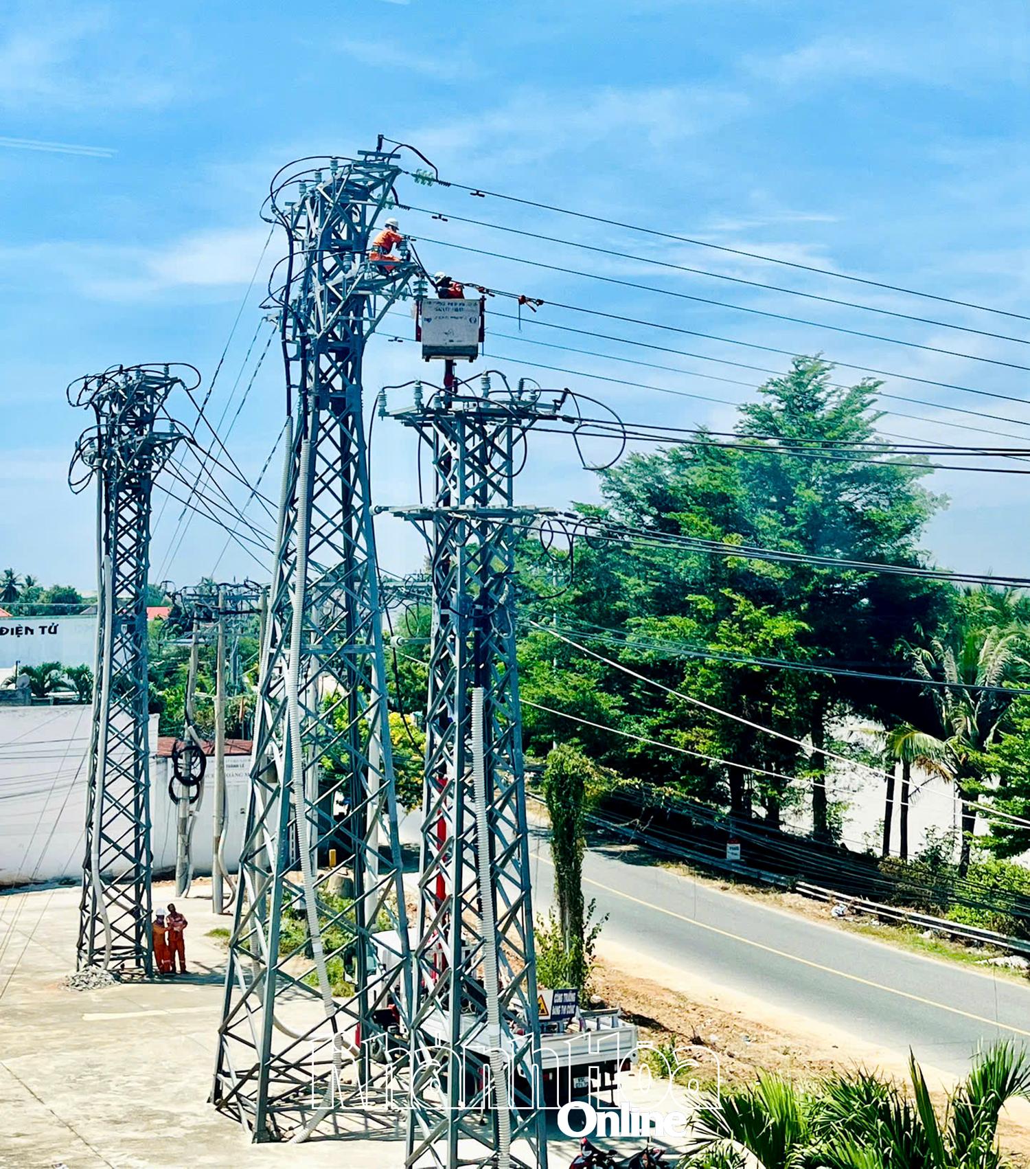 Le personnel de la Khanh Hoa Power Company construit un système de réseau électrique.