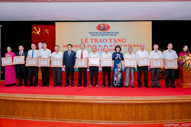 Đảng ủy phường Bồ Đề tổ chức Lễ trao Huy hiệu Đảng đợt 2/9- Ảnh 7.