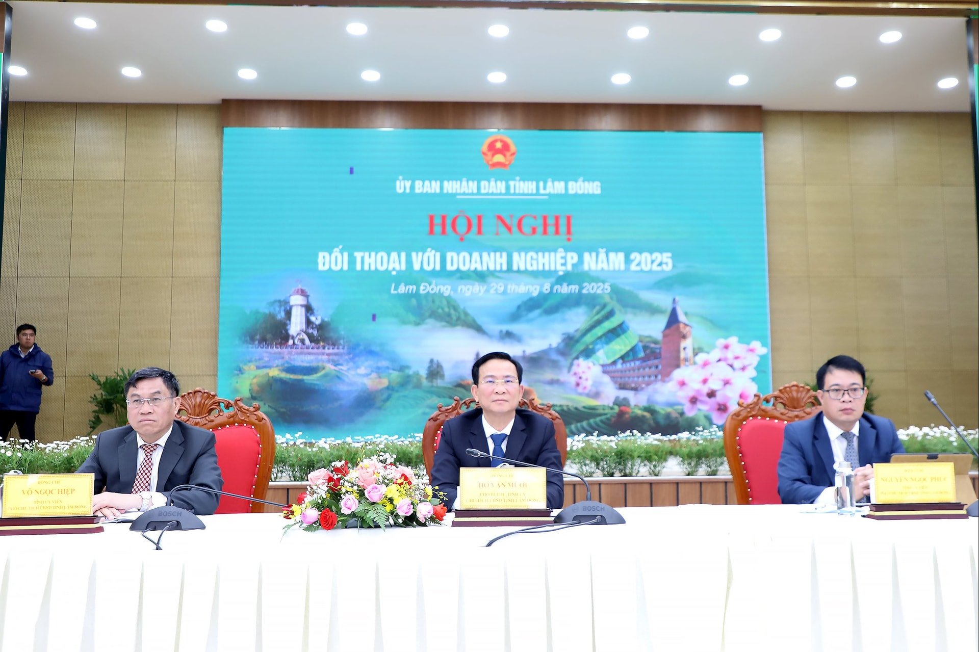 Đồng chí Hồ Văn Mười, Phó Bí thư Tỉnh ủy, Chủ tịch UBND tỉnh và các Phó Chủ tịch UBND tỉnh: Võ Ngọc Hiệp và Nguyễn Ngọc Phúc chủ trì Hội nghị tại điểm cầu Lâm Đồng ngàn hoa