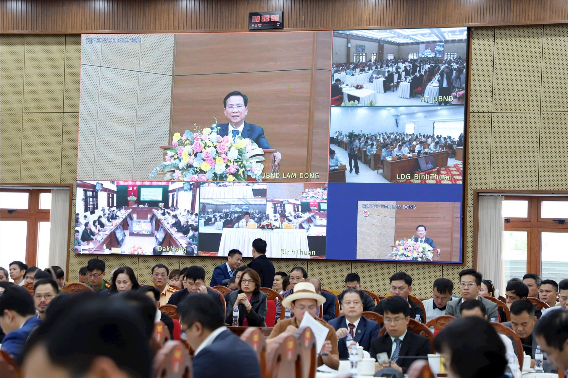 Hội nghị Đối thoại với doanh nghiệp năm 2025 được tổ chức trực tiếp tại điểm cầu Lâm Đồng ngàn hoa và kết nối trực tuyến với 2 điểm cầu Lâm Đồng biển xanh và Lâm Đồng đại ngàn