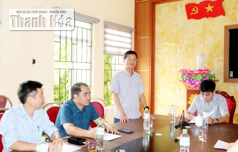 ថ្នាក់ដឹកនាំគណៈកម្មាធិការរណសិរ្សមាតុភូមិខេត្ត ប្រគល់អំណោយជូនប្រជាពលរដ្ឋឃុំ Yen Nhan ដែលរងគ្រោះធ្ងន់ធ្ងរដោយសារការបាក់ដី។
