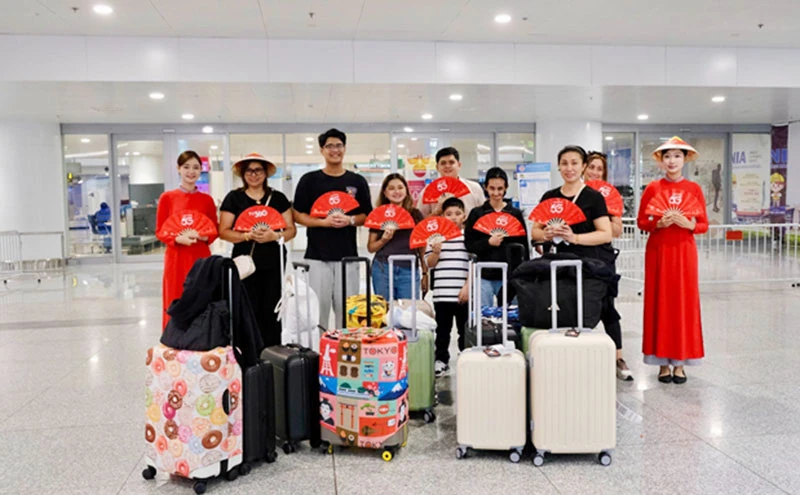 Viettel bekerja sama dengan Hanoi Youth Union untuk menyebarkan 15/67 titik distribusi barang kebutuhan pokok gratis untuk melayani masyarakat