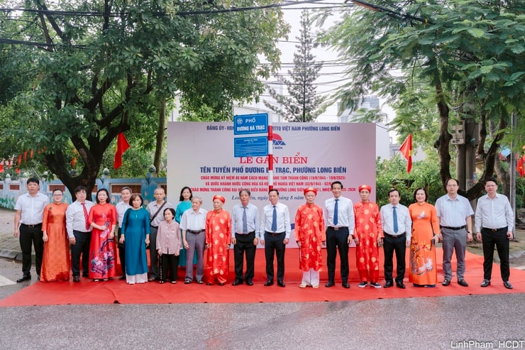 Phường Long Biên gắn biển tên tuyến phố, công trình công cộng chào mừng Quốc khánh 2/9- Ảnh 6.