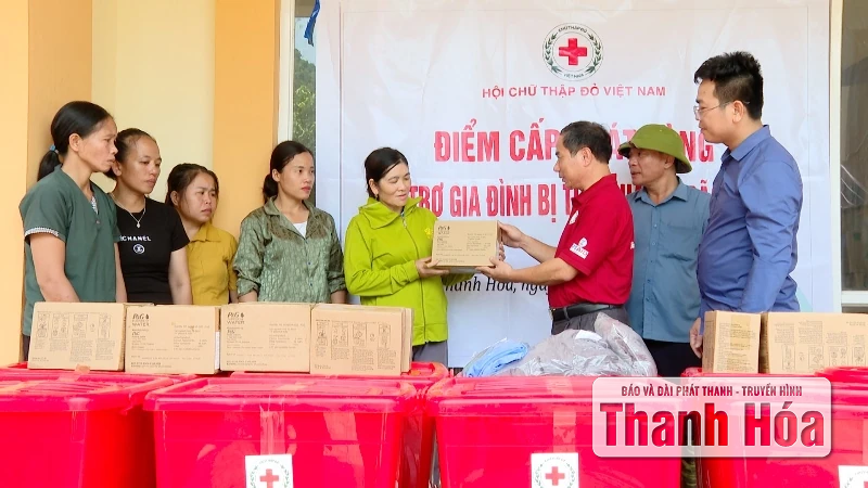 កាកបាទក្រហមខេត្តបានចុះជួយភ្លាមៗដល់ប្រជាពលរដ្ឋក្នុងឃុំយ៉ង់ញ៉ាន ដែលរងការខូចខាតដោយសារខ្យល់ព្យុះ និងទឹកជំនន់។