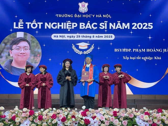Gần 750 bác sĩ nhận bằng trong lễ tốt nghiệp 