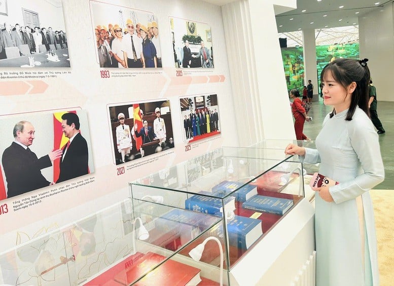 People can directly witness historical artifacts and the country's socio-economic achievements - Photo: VGP