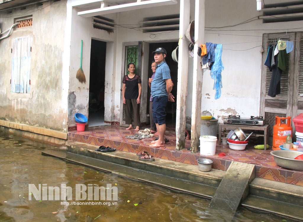 ផ្ទះ​លោក Pham Duc Vien ទោះ​ទឹក​ជន់​លិច​ក៏​នៅ​តែ​ជន់​លិច​ក្នុង​ទីធ្លា។