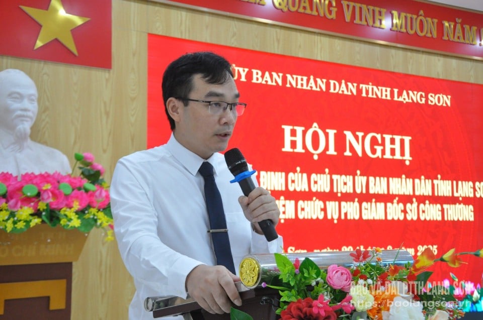Comrade Hoang Cao Thuong, new Deputy Director of the Department of Industry and Trade, gave a speech accepting his new assignment.