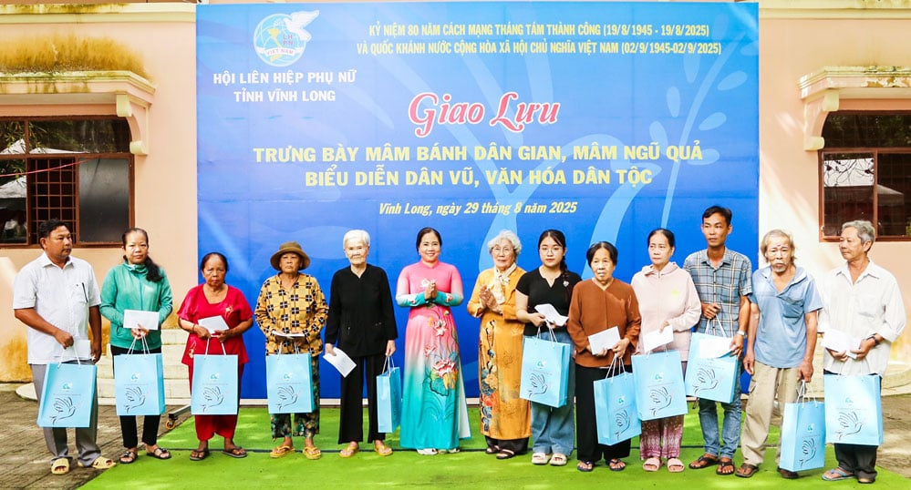 Die Leiterinnen der Frauenunion der Provinz überreichten den Politikerfamilien Geschenke. Foto: NGOC XOAN