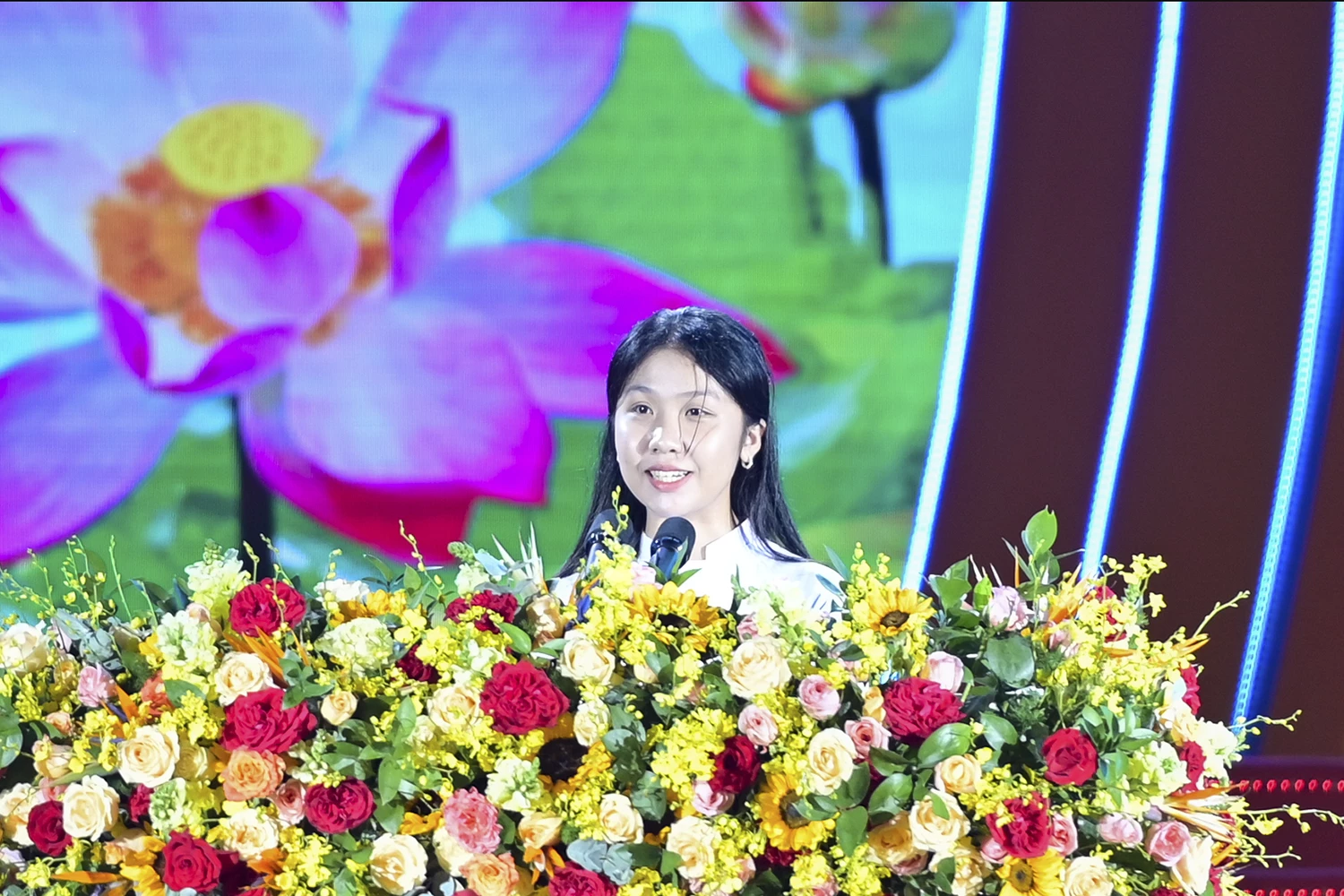 លោក Nguyen Nhat Khanh Hien តំណាងឱ្យយុវជនជំនាន់ក្រោយរបស់ខេត្តបានថ្លែង។ រូបថត៖ V.THANH