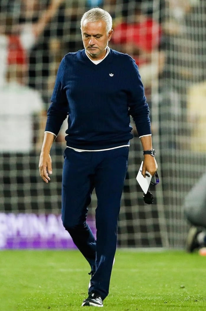 Mourinho bị Fenerbahce sa thải, rộ tin đồn trở lại Man United - Ảnh 2.