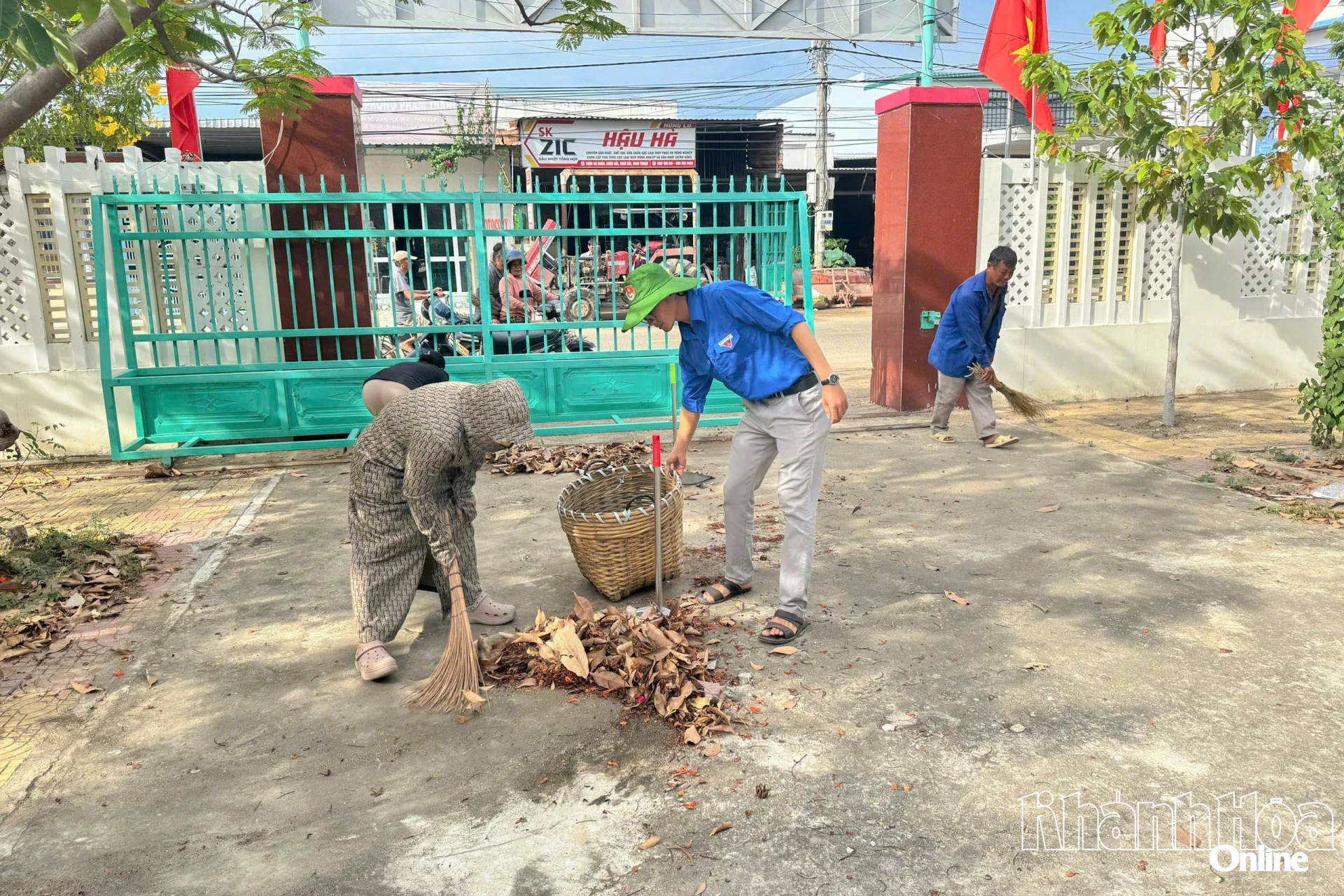 Người dân xã Xuân Hải dọn dẹp vệ sinh môi trường chào mừng Quốc khánh 2-9.