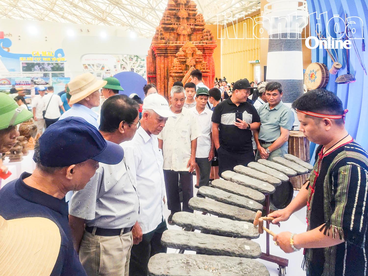 Besucher des Ausstellungsraums der Provinz Khanh Hoa .