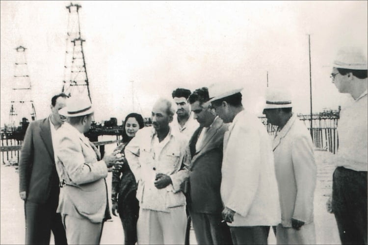 الرئيس هو تشي مينه خلال زيارته لحقول النفط في باكو أثناء زيارته لجمهورية أذربيجان في 23 يوليو 1959. بداية رحلة فيتنام الطويلة 