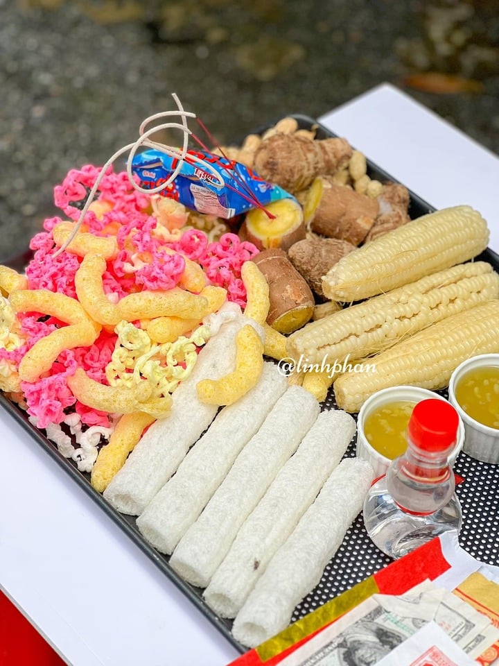 Mâm cúng cô hồn đơn giản đặt ngoài trời. (Ảnh: Linh Phan)