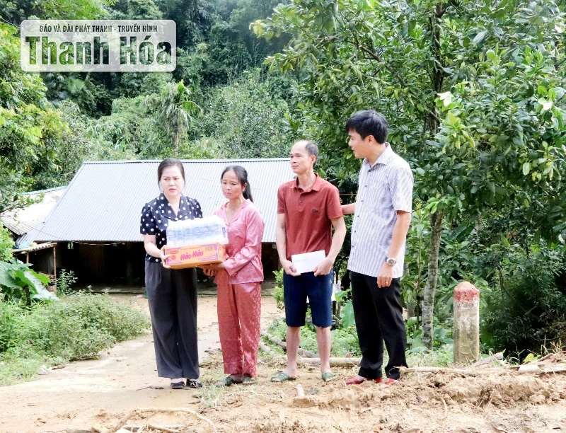 ថ្នាក់ដឹកនាំគណៈកម្មាធិការរណសិរ្សមាតុភូមិខេត្ត ប្រគល់អំណោយជូនប្រជាពលរដ្ឋឃុំ Yen Nhan ដែលរងគ្រោះធ្ងន់ធ្ងរដោយសារការបាក់ដី។