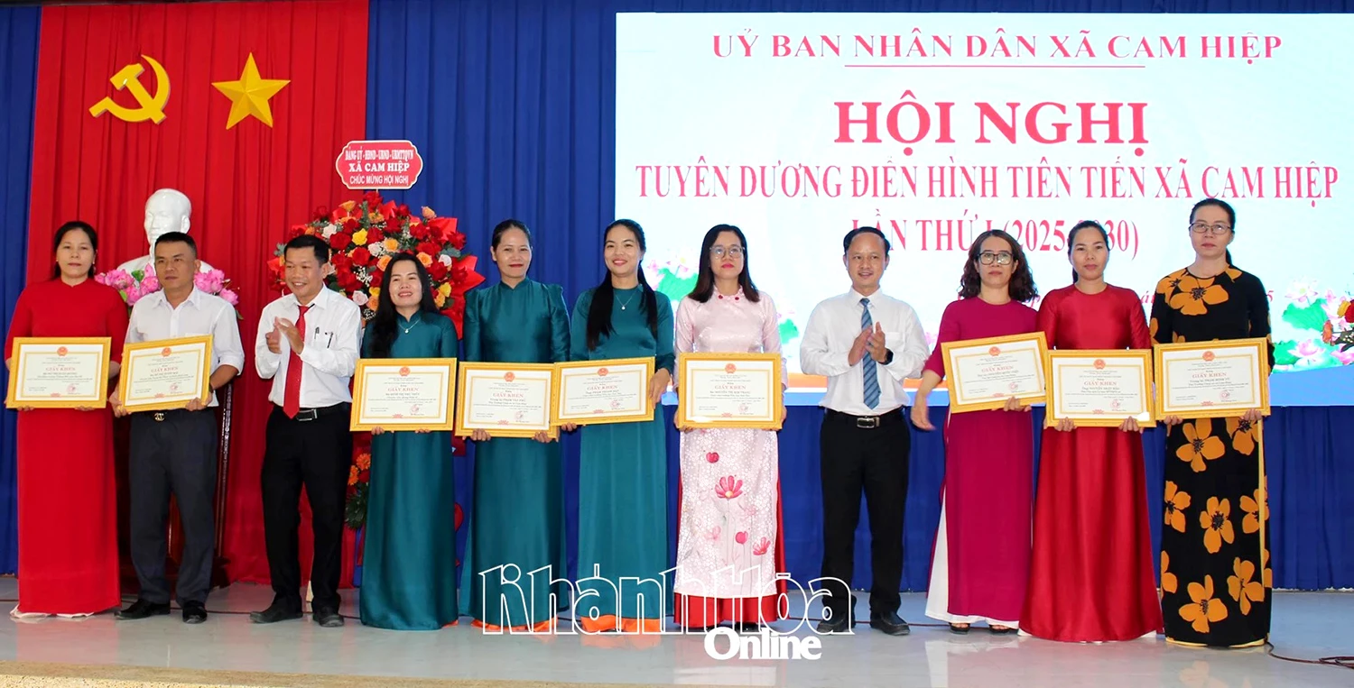 លោក Bui Quang Nam - អនុលេខាគណៈកម្មាធិការបក្ស ប្រធានគណៈកម្មាធិការប្រជាជនឃុំបានសរសើរបុគ្គលដែលមានស្នាដៃឆ្នើមក្នុងចលនាត្រាប់តាមស្នេហាជាតិ ដំណាក់កាល ២០២០ - ២០២៥។