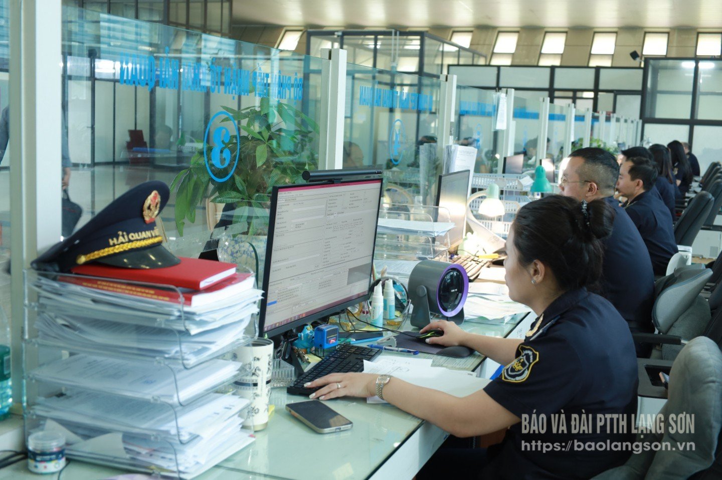 Customs officers at Huu Nghi international border gate process declarations electronically.